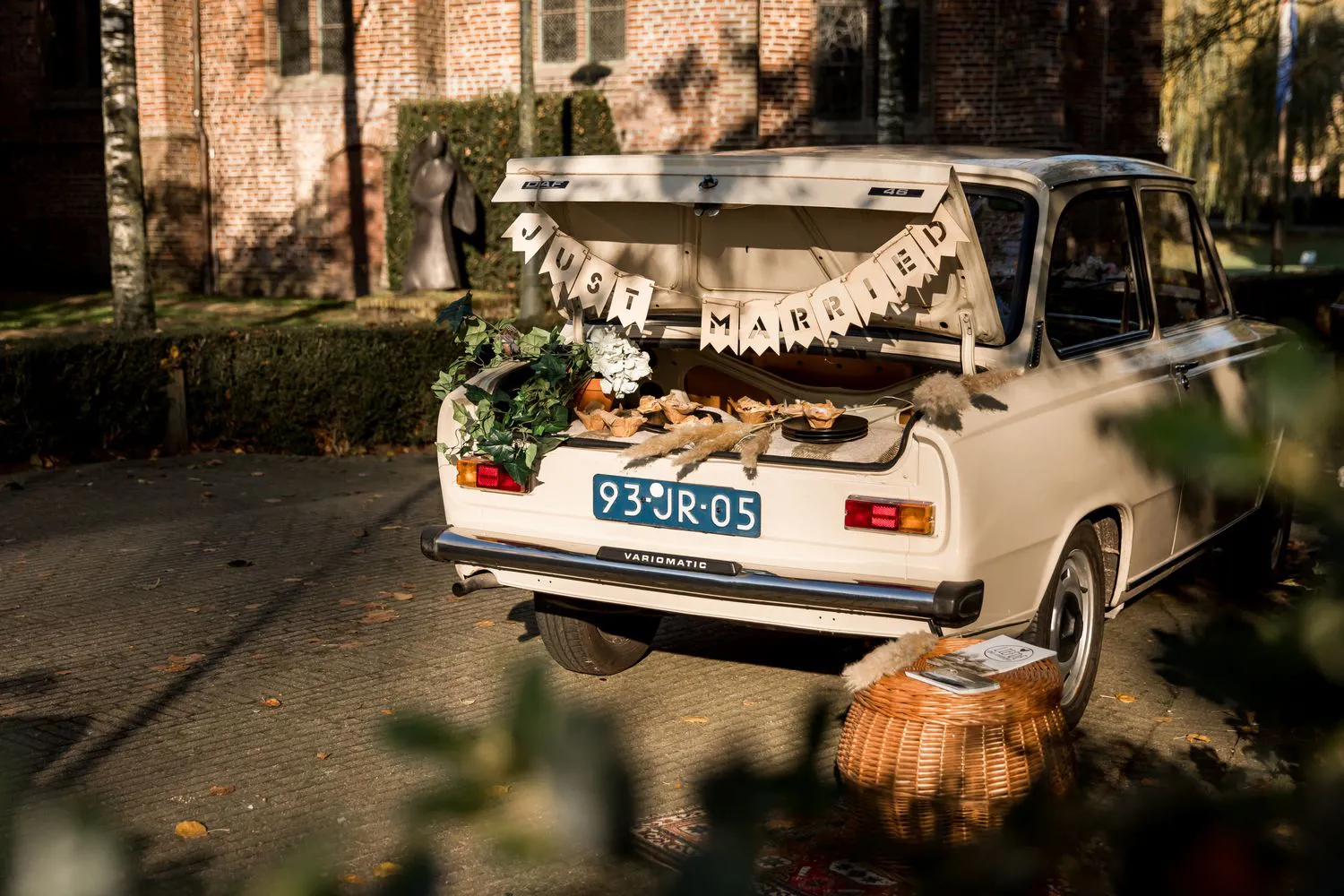 foto witte trouwauto